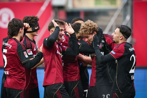 Seine Mitspieler wollen Matchwinner Piet Scobel gar nicht mehr loslassen. Foto: Daniel Karmann/dpa