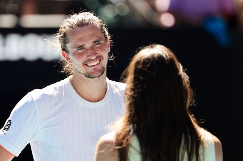 Alexander Zverev beim Interview mit Andrea Petkovic nach seinem Erstrundensieg in Melbourne. Foto: Frank Molter/dpa