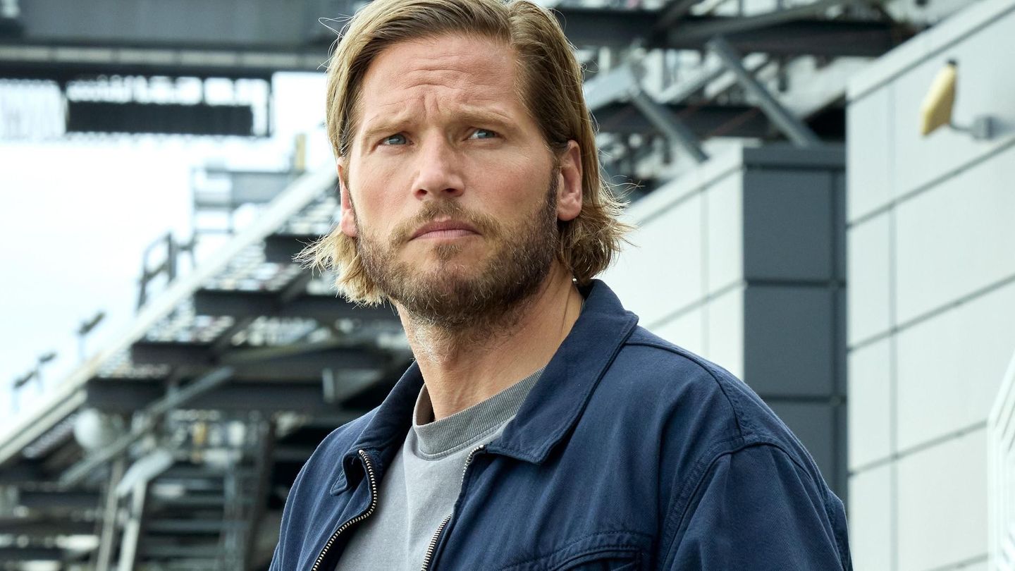 Eric Seeler (Sebastian Ströbel) heißt die neue Figur des Schauspielers und "Die Bergretter"-Stars Sebastian Ströbel im RTL-Krimi "Einsatz Seeler – Ein Lübeck-Krimi: Geld wie Heu". Bei Erfolg soll der Film als Reihe fortgesetzt werden.