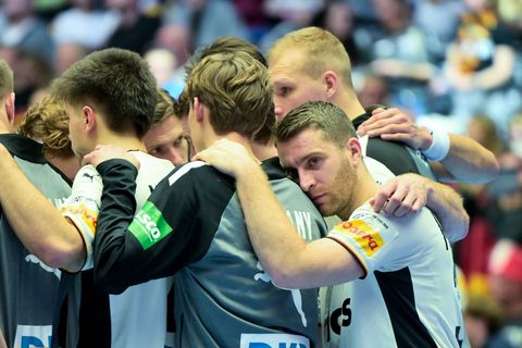 Ratlos und enttäuscht: Deutschlands Handballer nach dem zweiten EM-Spiel. Foto: Sina Schuldt/dpa