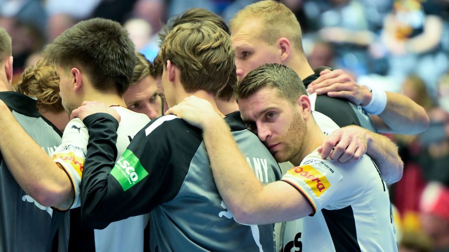 Ratlos und enttäuscht: Deutschlands Handballer nach dem zweiten EM-Spiel. Foto: Sina Schuldt/dpa