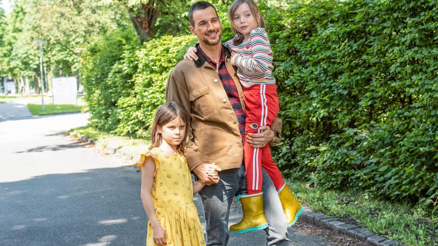 Nach der Trennung sieht Ben (Florian David Fitz, Mitte) seine Kinder Lili (Laurì, links) und Erna (Ava Petsch) nur noch selten.
