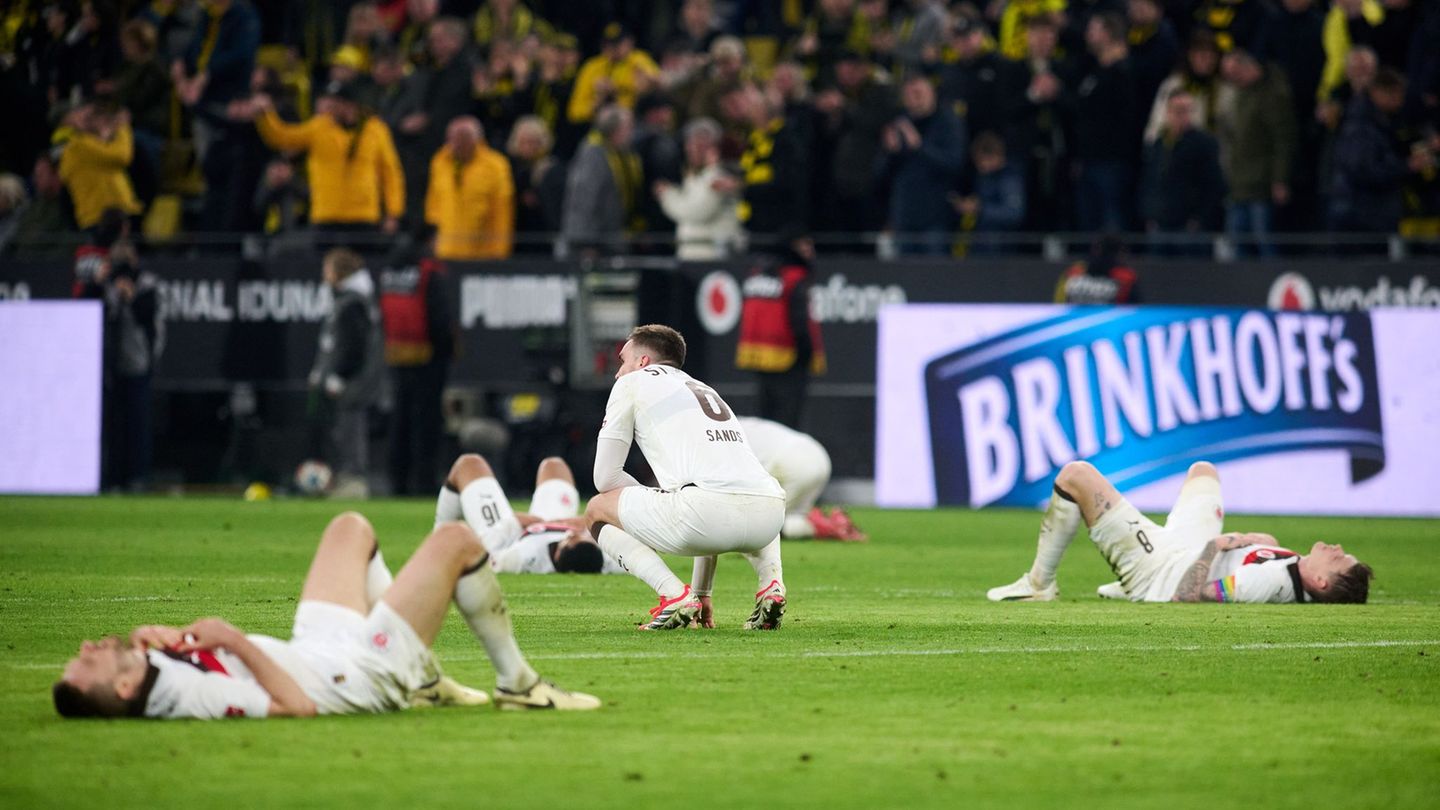 Große Enttäuschung: Die Spieler des FC St. Pauli nach der Niederlage in Dortmund. Foto: Bernd Thissen/dpa