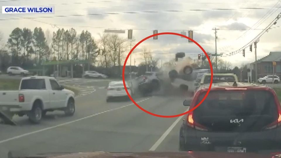 Seniorin löst Massencrash aus – DashCam filmt schweren Unfall