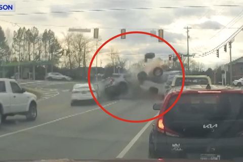 Seniorin löst Massencrash aus – DashCam filmt schweren Unfall
