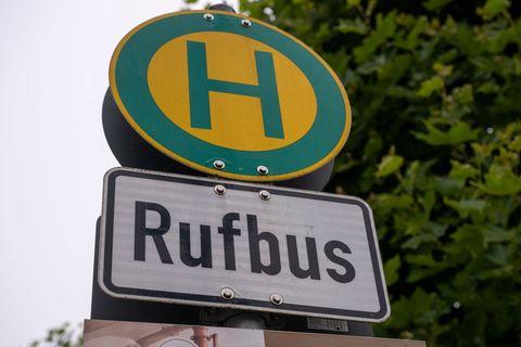 Auf dem Land gibt es vielerorts Angebote wie den Rufbus. (Archivbild) Foto: Peter Kneffel/dpa