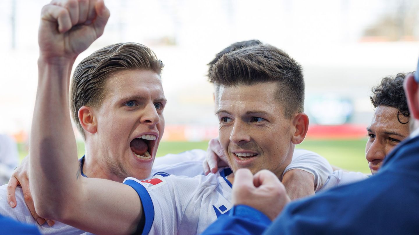 Doppeltorschütze in Münster: KSC-Kapitän Marvin Wanitzek. Foto: Friso Gentsch/dpa