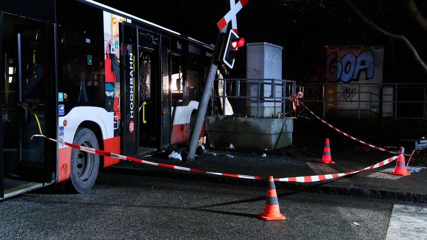 Der Busfahrer soll nach Polizeiangaben das rote Licht am Bahnübergang missachtet haben. Foto: Marcus Golejewski/dpa