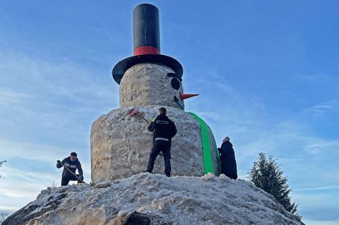"Und dann haben wir gefeiert", sagt Lydia Böttcher aus Hahnenklee im Oberharz - nachdem der 11,50 Meter hohe Riesenschneemann au