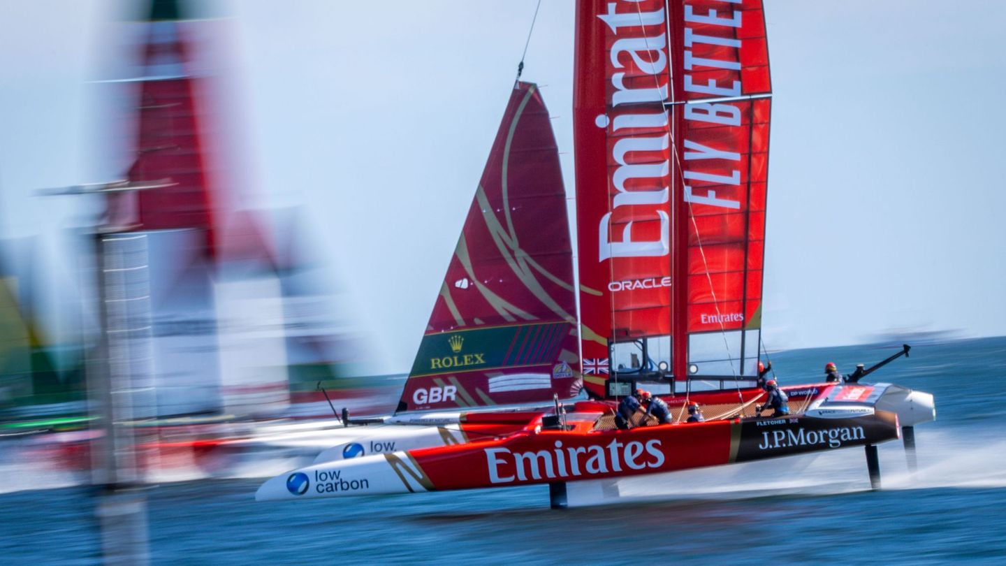 Wieder vorn: Team Emirates GBR hat auch das erste Rennen der neuen SailGP-Saison gewonnen. Foto: Jens Büttner/dpa