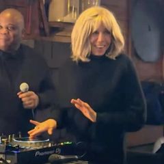 Brigitte Macron überrascht als DJ bei Spendenaktion im Disneyland