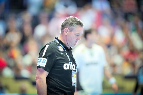 Bundestrainer Alfred Gislason steht mit den deutschen Handballern bei der EM unter Druck. Foto: Sina Schuldt/dpa