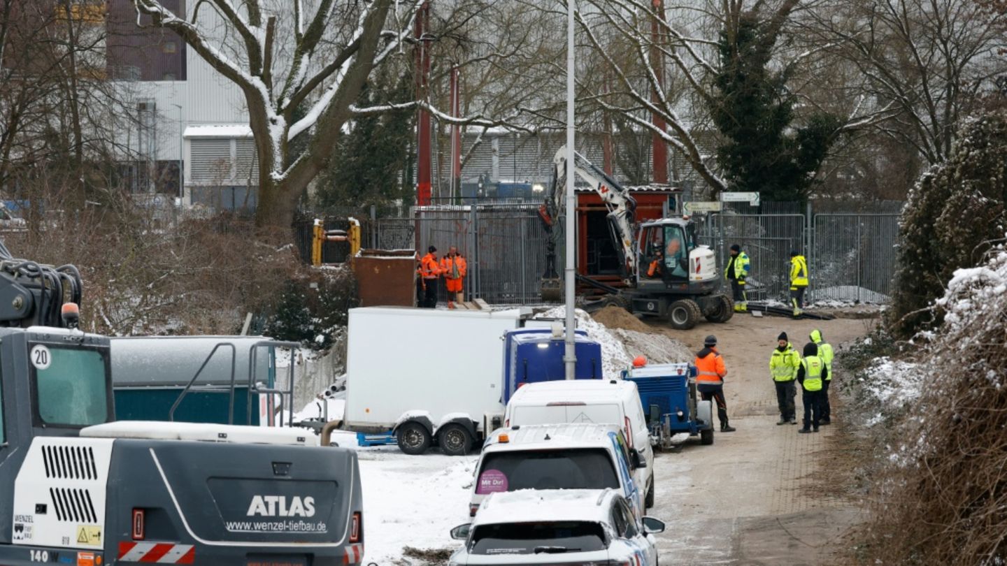 Reparaturarbeiten nach dem mutmaßlichen Anschlag