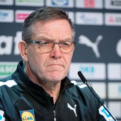 Alfred Gislason muss nach der Niederlage gegen Serbien viel Kritik einstecken. Foto: Sina Schuldt/dpa