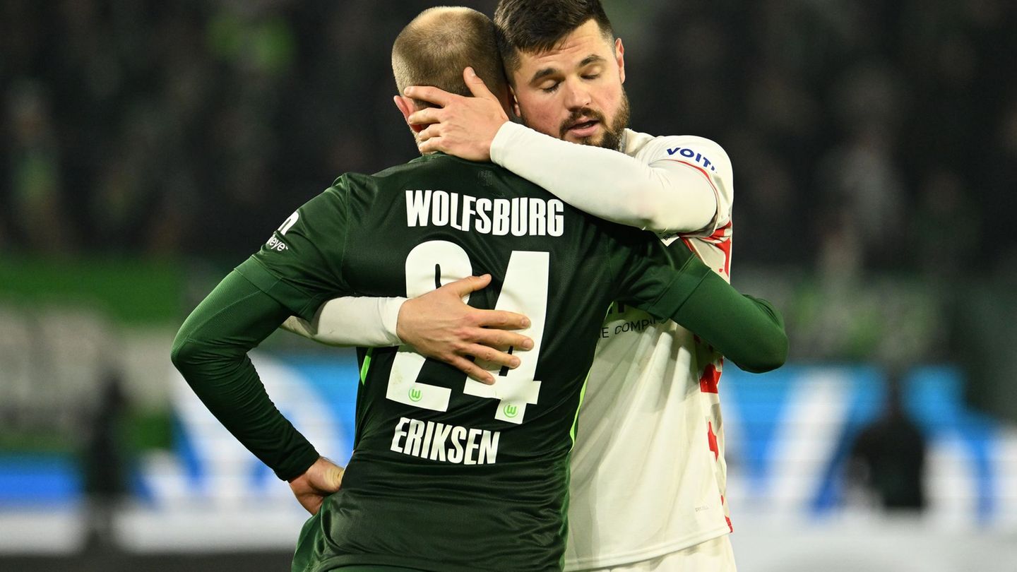 Heidenheims Marnon Busch umarmt Wolfsburg-Star Christian Eriksen. Foto: Swen Pförtner/dpa