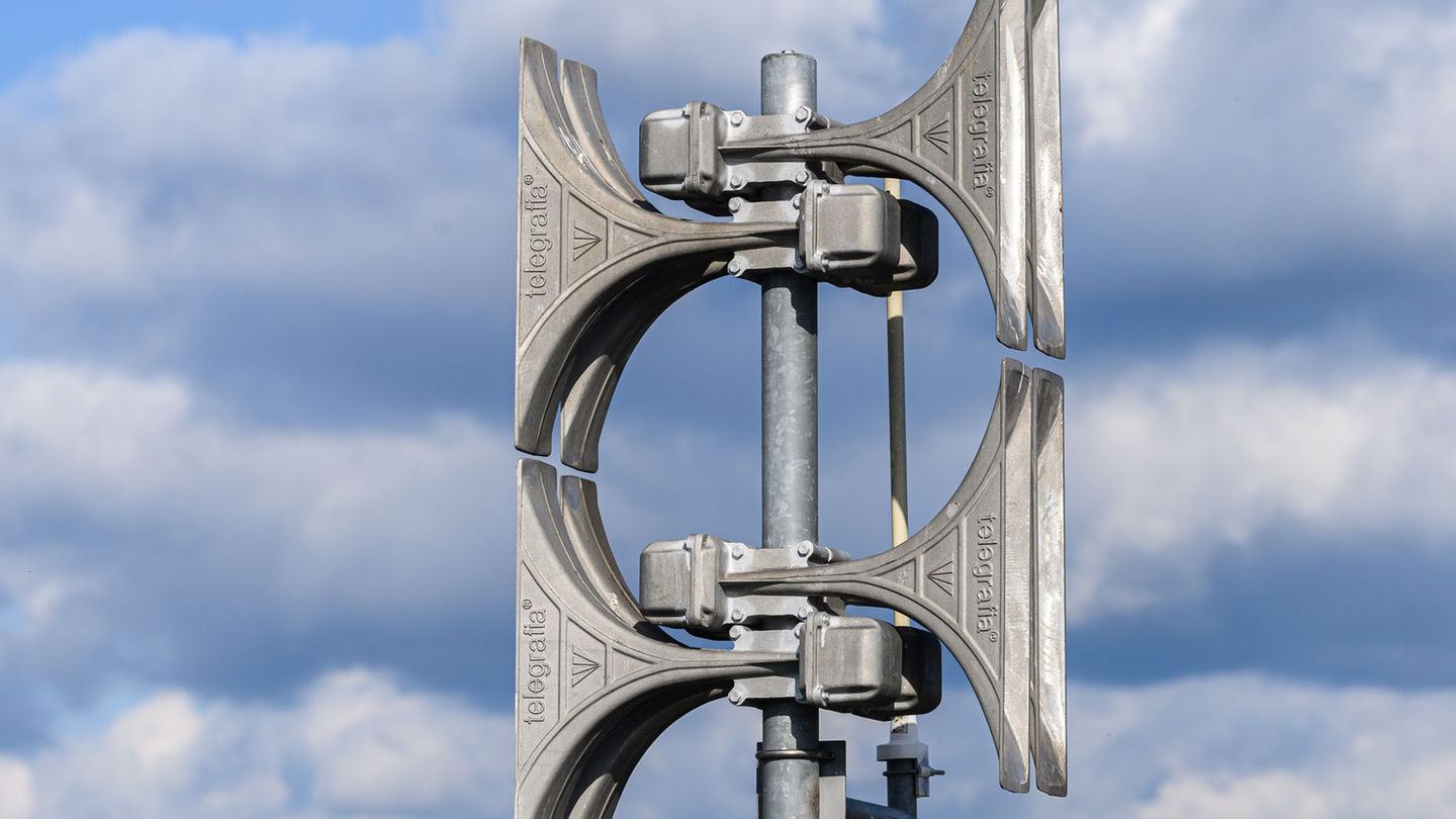 Sirenen sollen bei Gefahr warnen - in Halle und Querfurt gingen sie jedoch ohne Grund los. (Symbolbild) Foto: Robert Michael/dpa