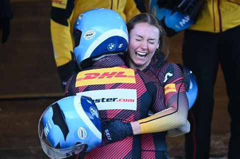 Laura Nolte (r) und Deborah Levi jubeln nach dem Sieg im Zweierbob. Foto: Robert Michael/dpa