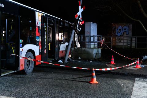 Die Ermittlungen der Polizei zur Unfallursache dauern an. Foto: Marcus Golejewski/dpa