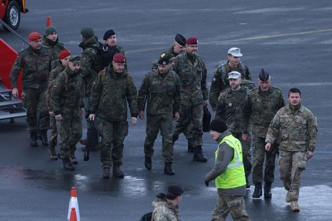 Bundeswehrsoldaten am Flughafen von Nuuk auf Grönland