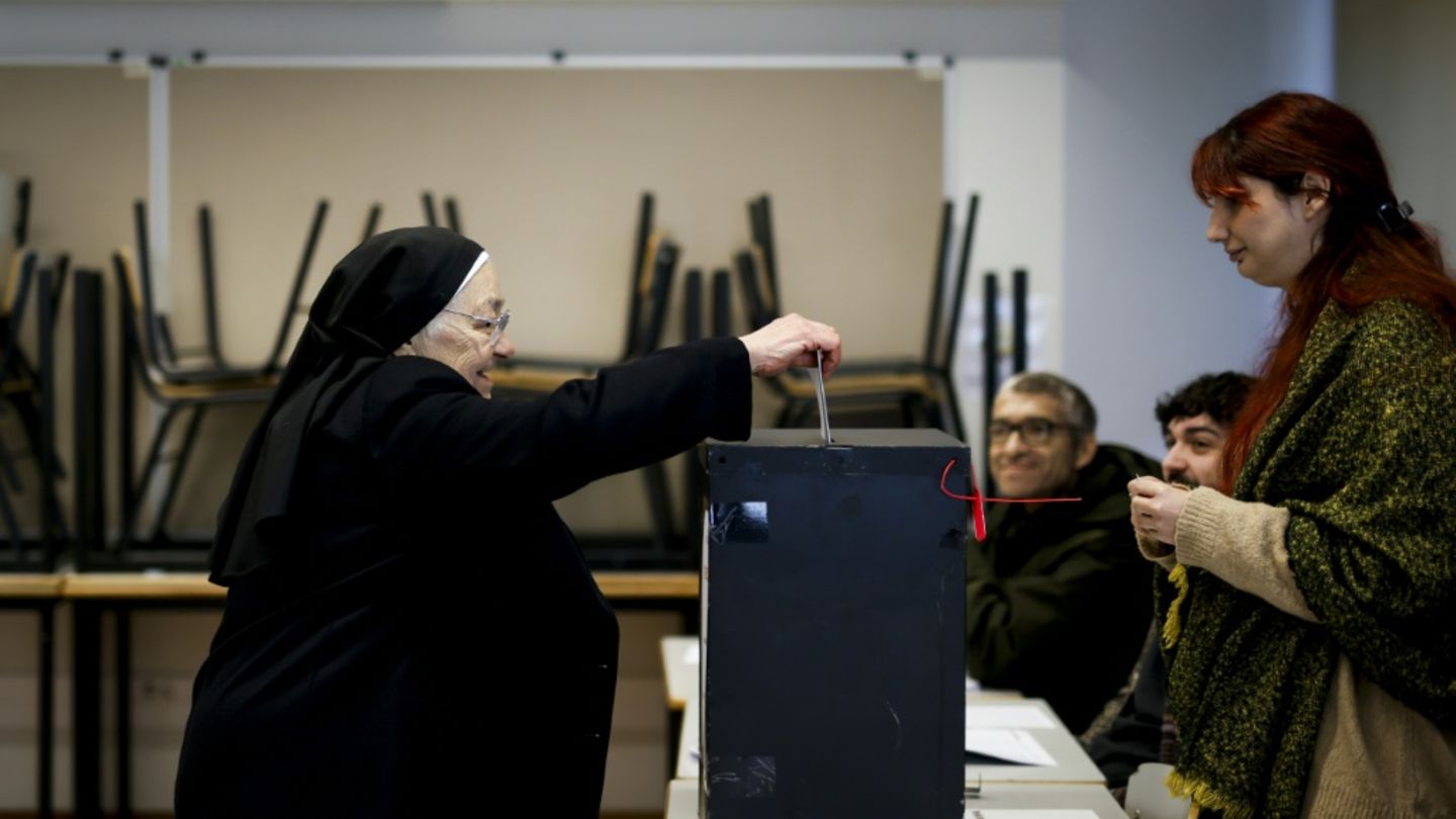 Nonne bei Stimmabgabe in Lissabon