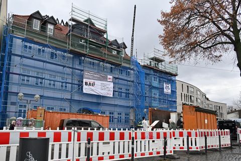 Nach dem Brand an Silvester sind die Häuser einsturzgefährdet. (Archivbild) Foto: Martin Schutt/dpa