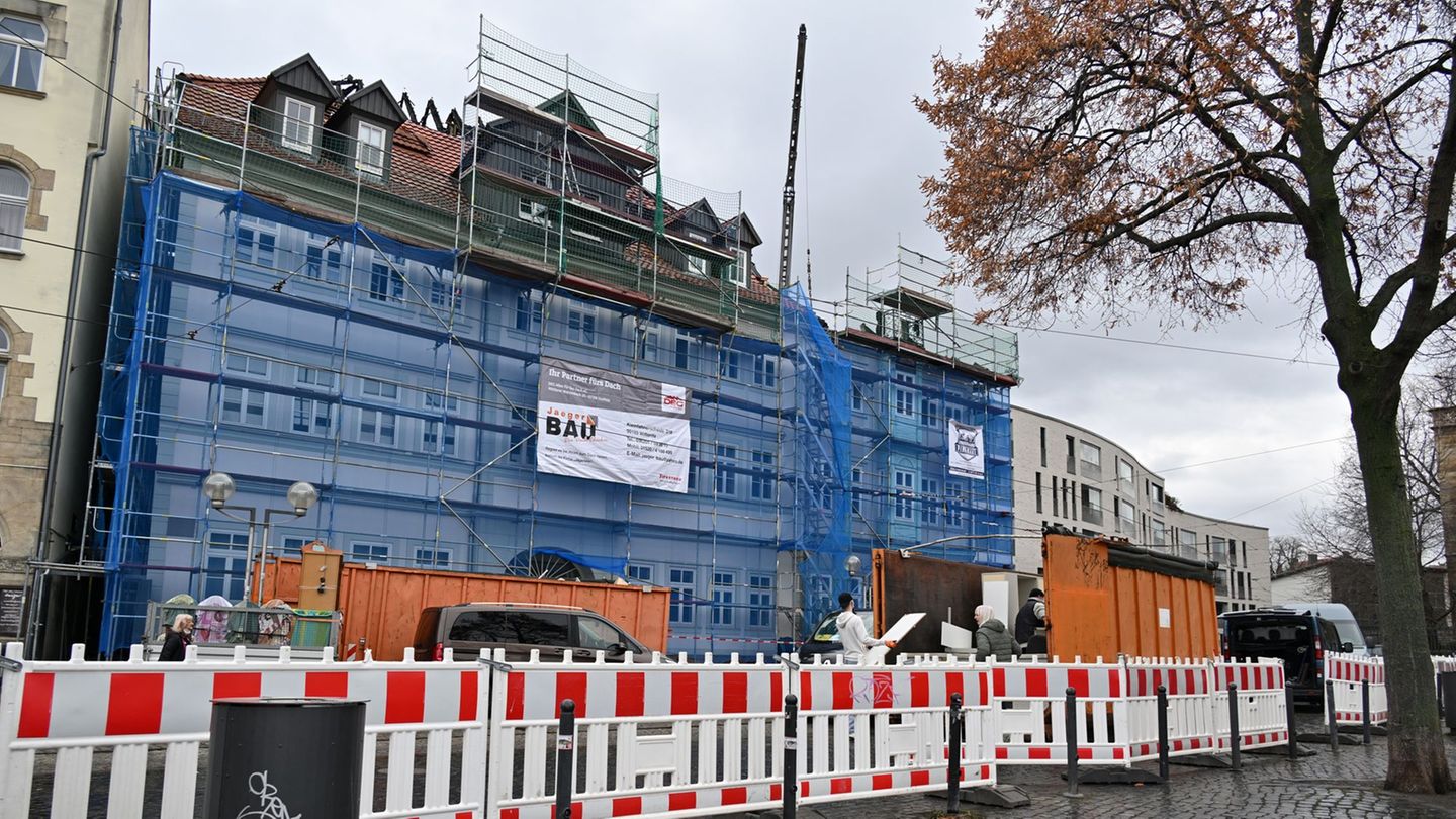 Nach dem Brand an Silvester sind die Häuser einsturzgefährdet. (Archivbild) Foto: Martin Schutt/dpa