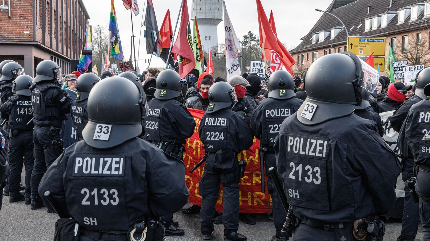 Die Polizei ist nach eigenen Angaben mit zahlreichen Kräften im Einsatz. Foto: Markus Scholz/dpa