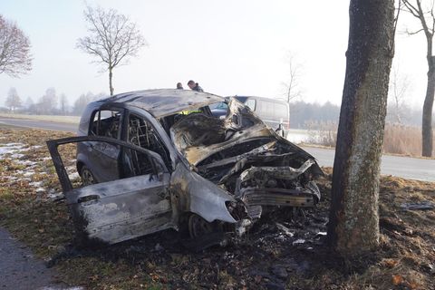 Nach dem Aufprall brannte der Wagen komplett aus. Foto: Reinert/swd-medien /dpa