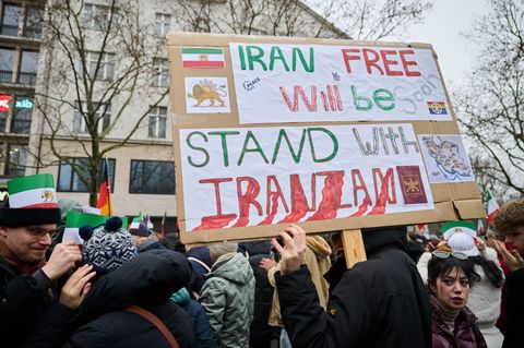 Am Sonntag demonstrieren erneut Menschen gegen die Regierung im Iran (Foto von Samstag) Foto: Annette Riedl/dpa