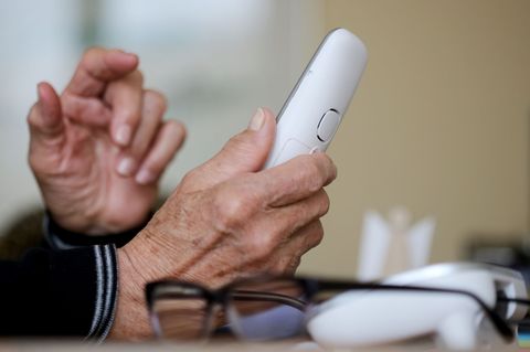 Telefonbetrüger erbeuten Wertgegenstände bei einem älteren Ehepaar in Itzehoe. (Symbolbild) Foto: Roland Weihrauch/dpa