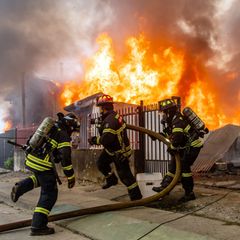 Über 250 Häuser wurden von den Feuern zerstört. Foto: Javier Torres/AP/dpa