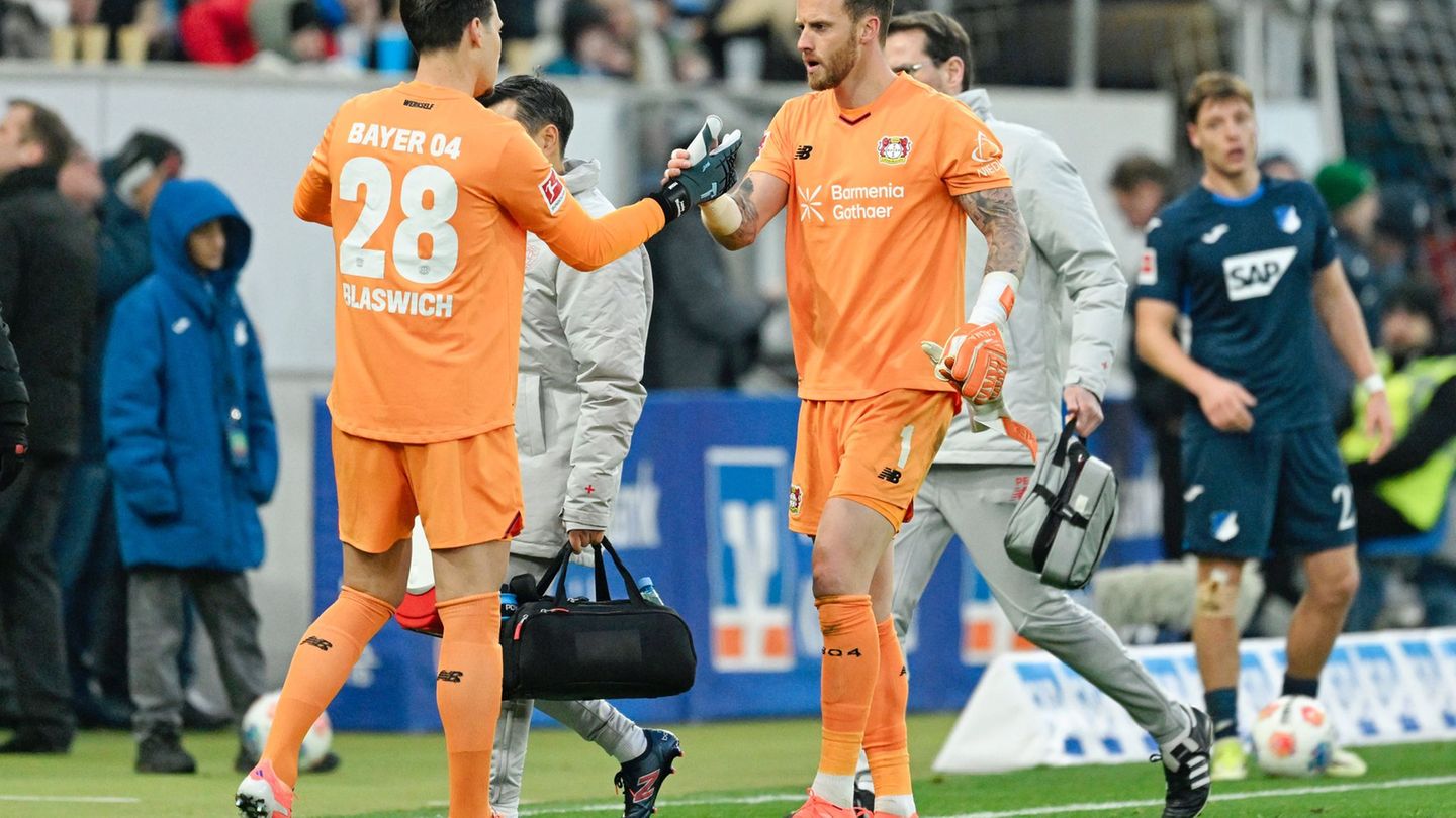 Mark Flekken (r) musste im Spiel bei der TSG Hoffenheim ausgewechselt werden. Foto: Uwe Anspach/dpa
