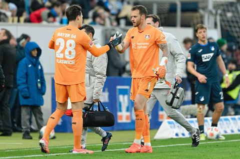 Mark Flekken (r) musste im Spiel bei der TSG Hoffenheim ausgewechselt werden. Foto: Uwe Anspach/dpa