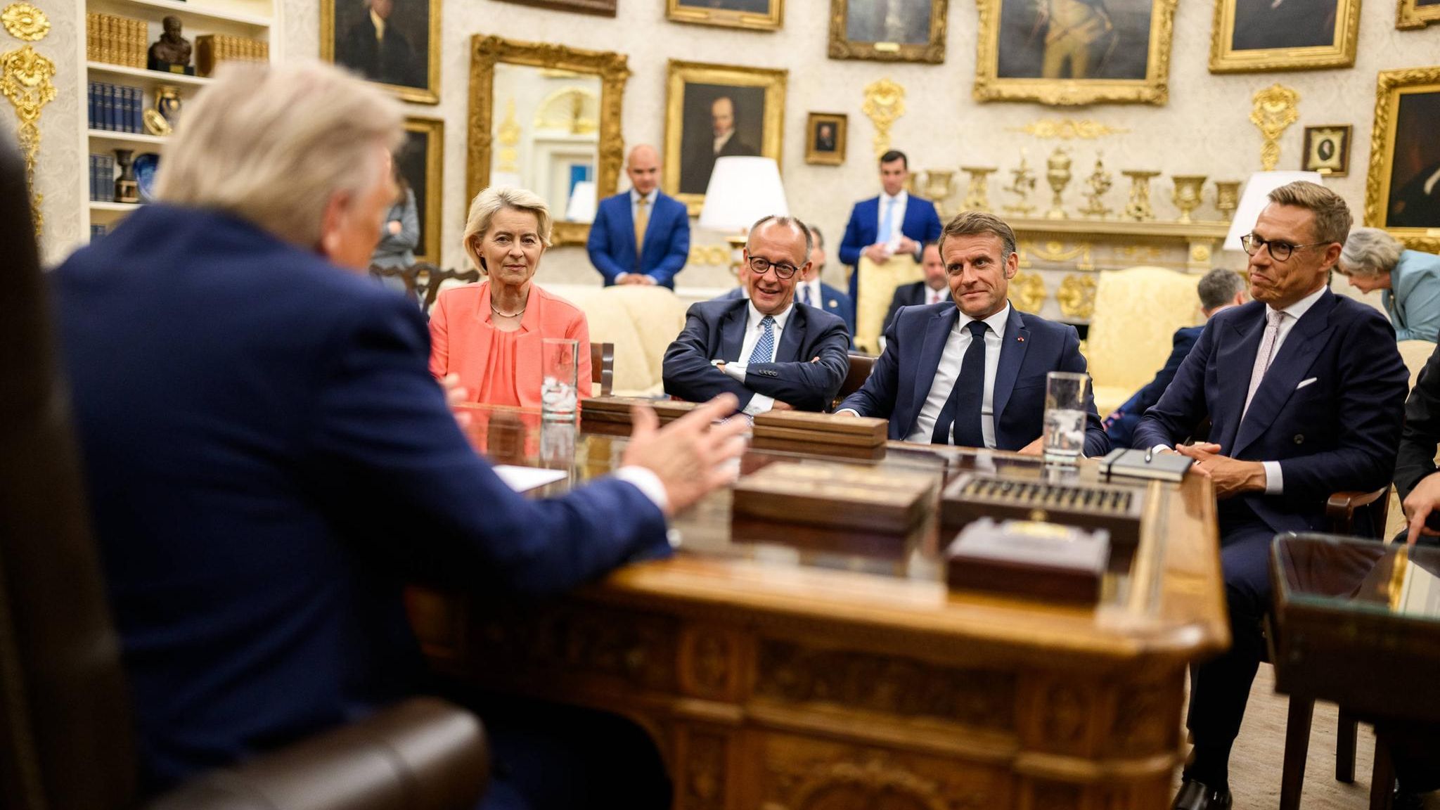 EU-Spitzenpolitiker sitzen im Oval Office bei Donald Trump