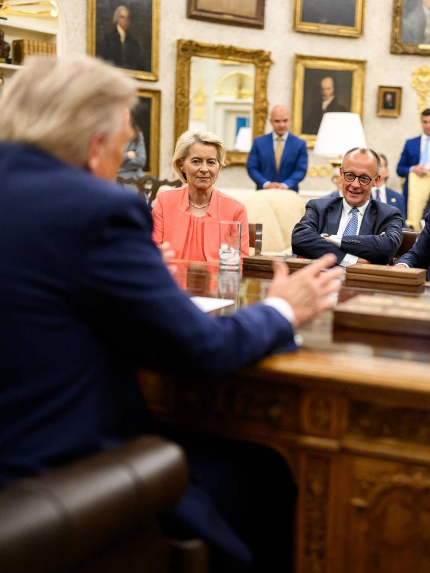 EU-Spitzenpolitiker sitzen im Oval Office bei Donald Trump