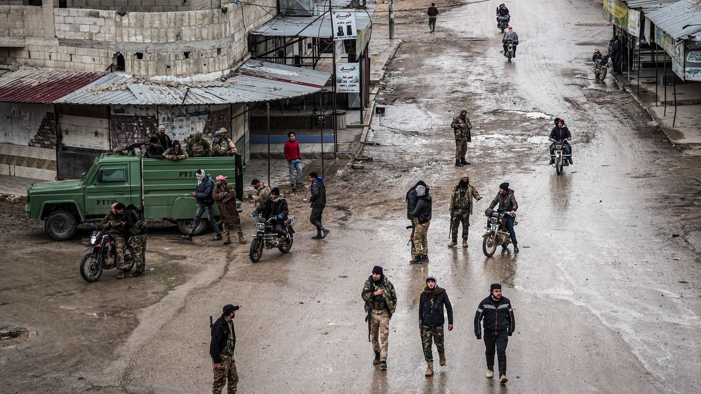 Soldaten der syrischen Armee am Samstag in der Stadt Deir Hafir. Die Armee hat dort nach eigenen Angaben die Kontrolle von kurdi