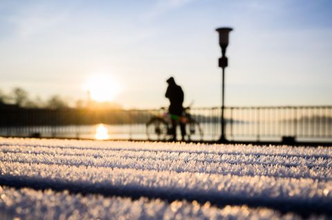 Ein Hochdruckgebiet sorgt für sonniges und trockenes Wetter in Niedersachsen und Bremen. (Archivbild) Foto: Julian Stratenschult