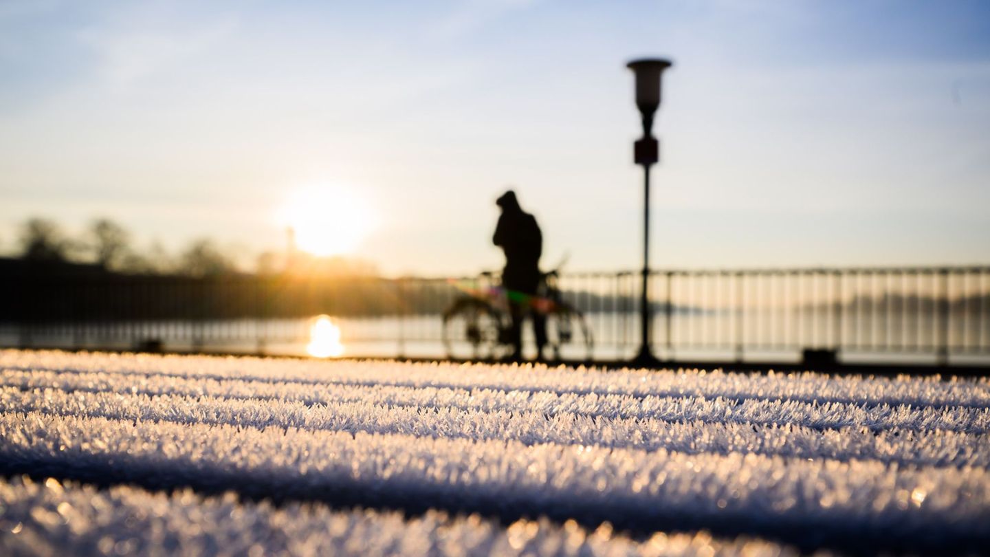 Ein Hochdruckgebiet sorgt für sonniges und trockenes Wetter in Niedersachsen und Bremen. (Archivbild) Foto: Julian Stratenschult