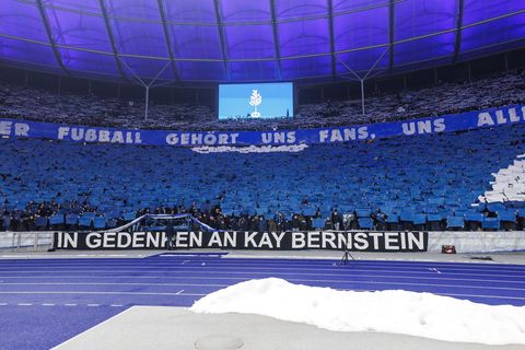 Ein Blick in die Ostkurve der Hertha-Fans vor dem Schalke-Spiel. Foto: Andreas Gora/dpa