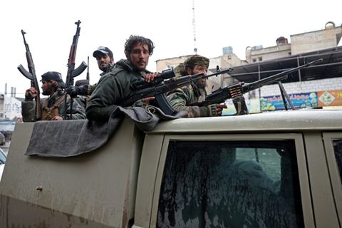 Regierungskräfte patrouillieren in Takba