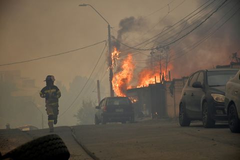 Feuerwehrmann auf einer Straße in Concepción