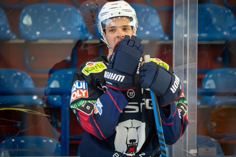 Nationalspieler Kai Wissmann verliert seine Saisonpremiere mit den Eisbären. (Archivbild) Foto: Soeren Stache/dpa
