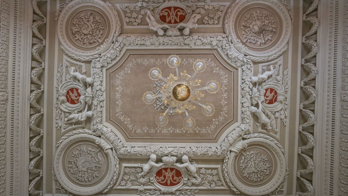 Blick auf die Stuckdecke im Gemach der Herzogin Maria Amalia im Schloss Moritzburg. Foto: Heiko Rebsch/dpa