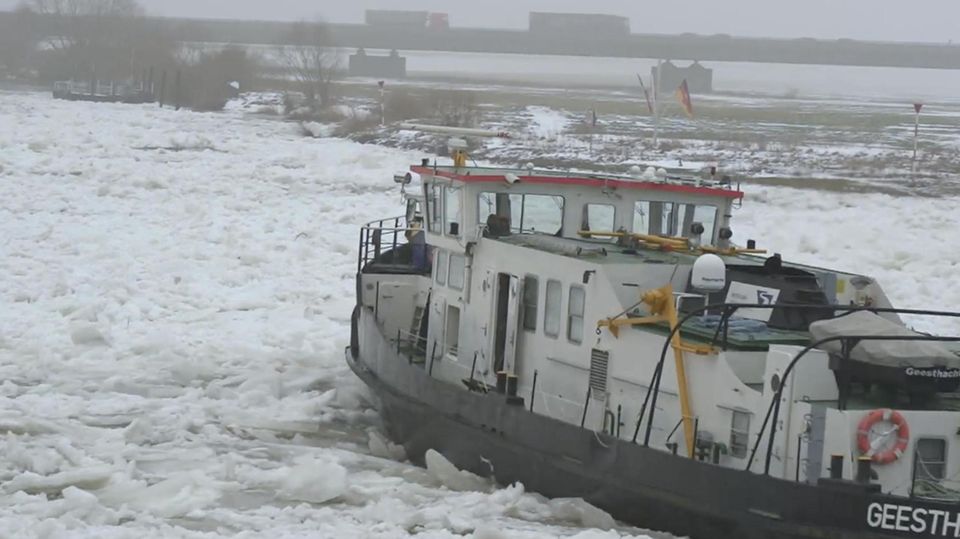 Eisbrecher auf Elbe locken zahlreiche Schaulustige an