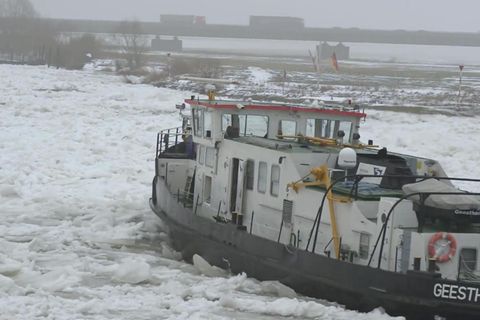 Eisbrecher auf Elbe locken zahlreiche Schaulustige an