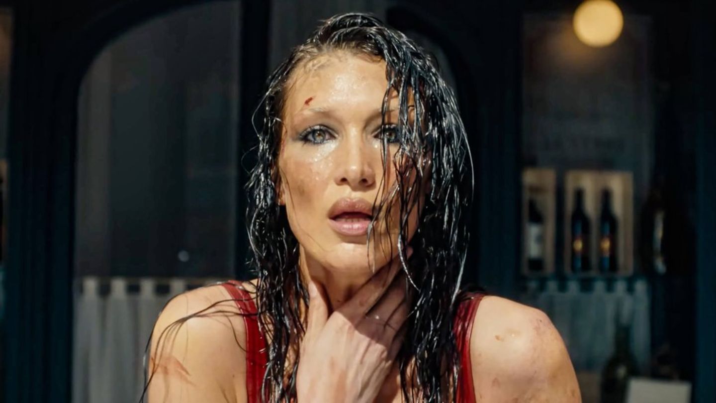 Bella Hadid in einer Szene von "The Beauty".