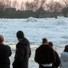 Zahlreiche Menschen nutzten das Wochenendende, um an der Elbe ein seltenes Naturspektakel zu bewundern: Eisberge auf dem Fluss.