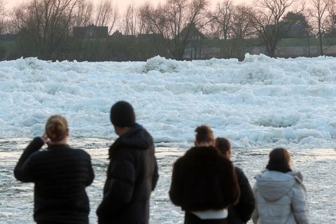 Zahlreiche Menschen nutzten das Wochenendende, um an der Elbe ein seltenes Naturspektakel zu bewundern: Eisberge auf dem Fluss.