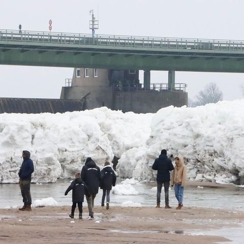 Geesthacht, Deutschland. Seltenes Naturschauspiel an der Elbe vor den Toren Hamburgs: Nach dem jüngsten Schneefall und Dauerfrost türmen sich elbaufwärts bei Geesthacht meterhohe Eisberge. Der Grund: Seit Tagen kämpft die in Geesthacht stationierte Eisbrecherflotte gegen eine gewaltige Eisbarriere am Stauwehr und verwandelt die Eisdecke auf dem Strom in kleinere Eisberge, die nun bei Niedrigwasser am Ufer der Elbe gestrandet sind