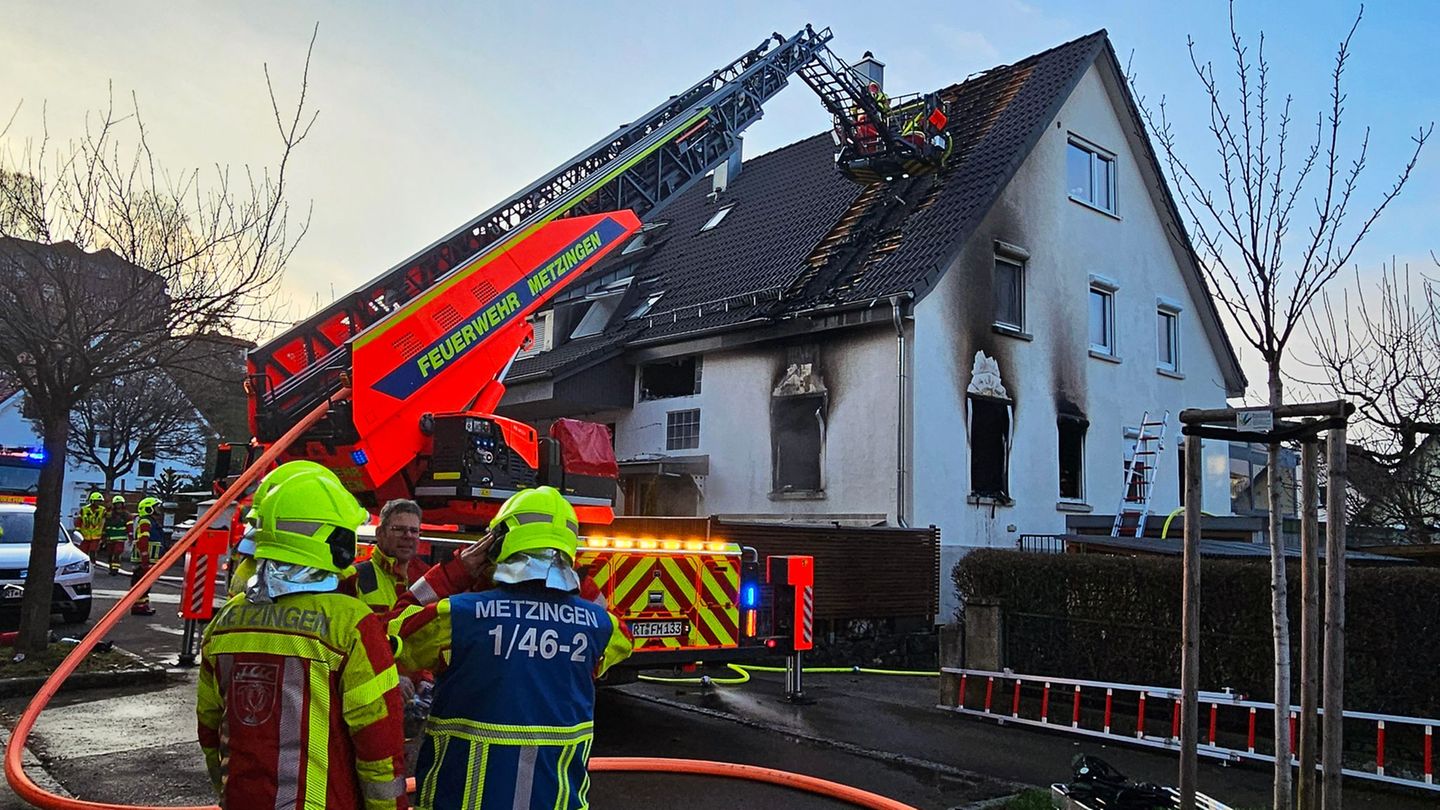 Der Feuerwehreinsatz in dem Mehrfamilienhaus dauerte bis zum Nachmittag. Foto: Andreas Rosar/dpa